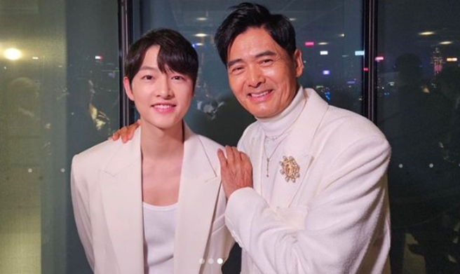 宋仲基和偶像周潤發同框。(圖／宋仲基 IG)