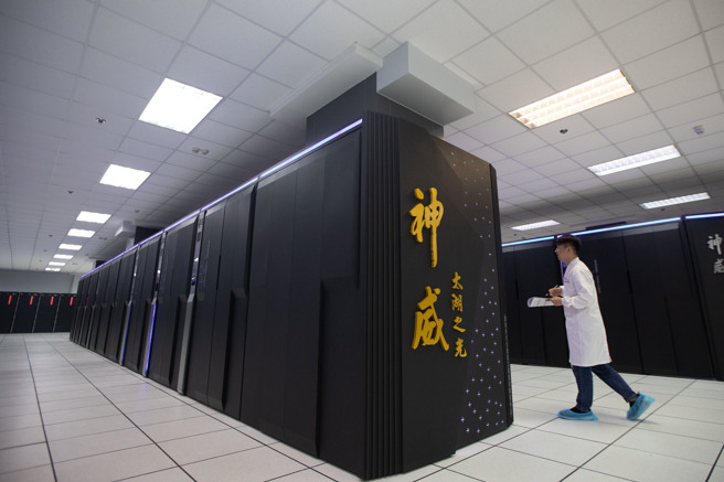  2020年8月29日，在江苏省无锡市蠡园经济开发区国家超级计算无锡中心内，工作人员在超级计算机「神威·太湖之光」旁工作。超级计算机「威·太湖之光」峰值运算性能超过每秒十亿亿次浮点运算能力资料照。（中新社）