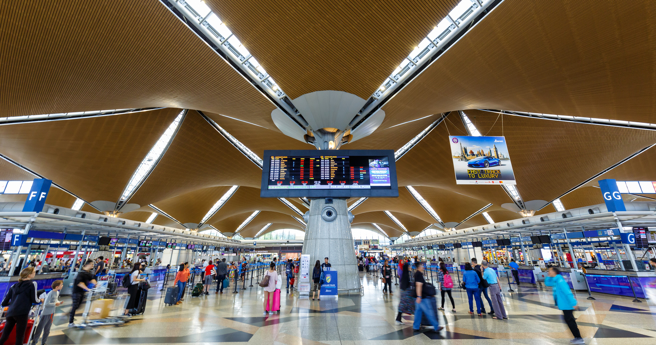 馬來西亞移民局公告，2023年12月1日起，外國旅客入境前須填數位入境卡（MDAC）。圖為吉隆坡國際機場1航廈一景。（圖／Shutterstock）