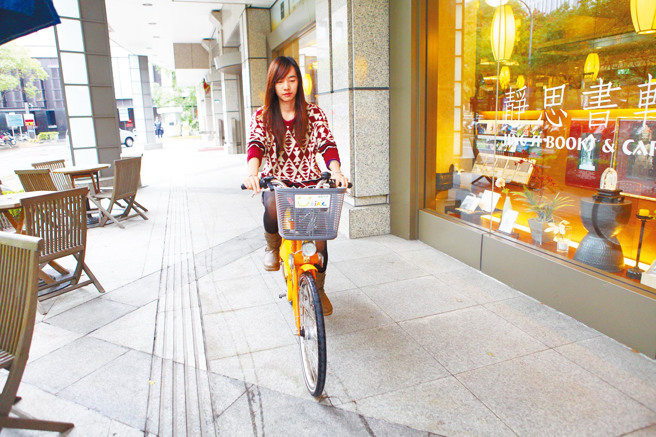 各县市政府积极向民眾推广骑自行车，但却有不少行人抱怨交通分流问题，明明走在人行道却还要跟自行车争道。（示意图／资料照／张立勋摄）