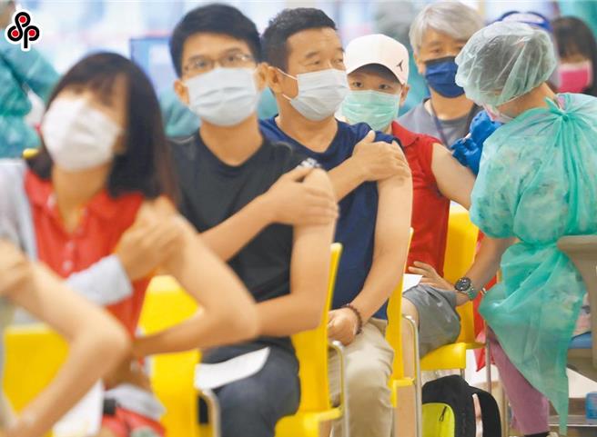 卫福部预防接种受害救济审议小组（VICP）公布最新审议结果，一名40多岁男子接种莫德纳疫苗后四肢无力、麻木等症状就医，诊断为「多发性神经病变」，经审议核予20万元救济。示意图非新闻当事人（本报资料照）