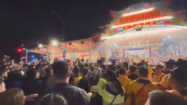 警方发现衝突第一时间衝上前制止。（翻摄脸书至宪ㄉ庙会影室დ钢管音响车დ辣妹热舞დ冠翔烟火鞭炮 ）