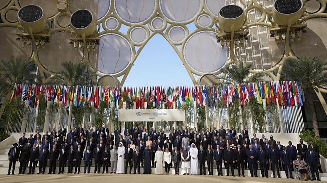 各国领袖于杜拜COP28气候峰会合影。图／美联社