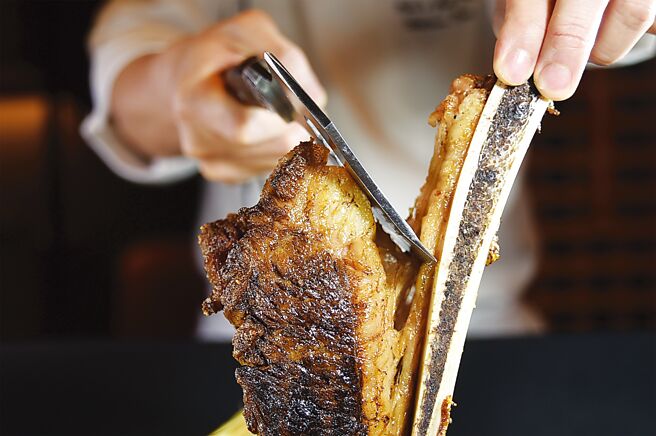 〈炙烤加長型極黑牛牛小排〉的骨頭上緊貼著筋，可以切下來另外炸、烤或炒成開胃小菜。圖／姚舜