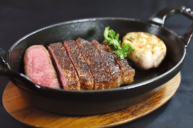 〈澳洲Ｍ9和牛纽约客牛排〉 肉质紧实带嚼劲，粉嫩不渗血水、愈嚼愈香。图／姚舜