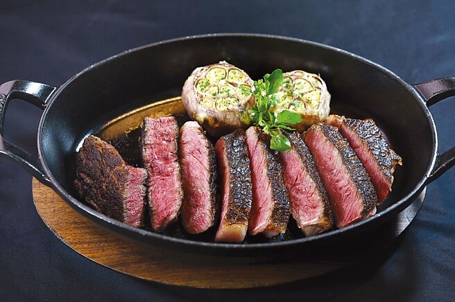 〈澳洲Ｍ9和牛肋眼牛排〉，採牛肋脊部靠近背脊的肉质烤制，兼有肋眼心及肋眼上盖肉二部位的肉质与口感，油脂香气绝佳。图／姚舜