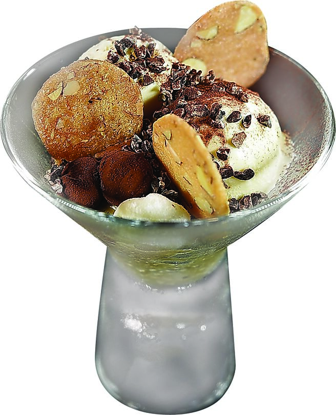 〈马斯卡彭&咖啡圣代〉是将〈提拉米苏〉的元素解构重组，马斯卡彭、咖啡口味冰淇淋香醇浓郁，杏仁白玉是口感亮点。图／姚舜