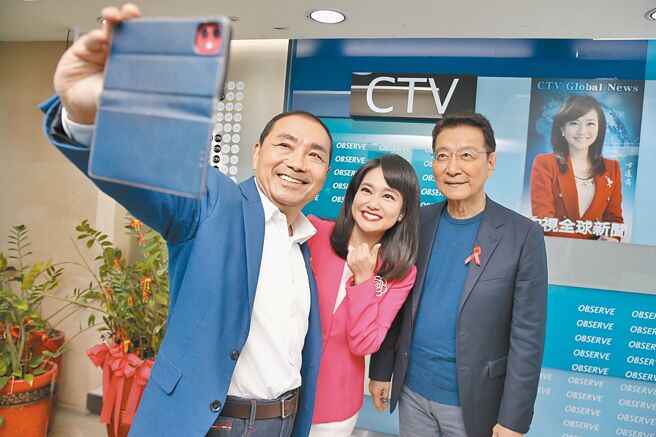 国民党总统参选人侯友宜（左）、副总统参选人赵少康（右）1日接受中视新闻台主播哈远仪（中）专访，三人会后自拍留念。（杜宜谙摄）