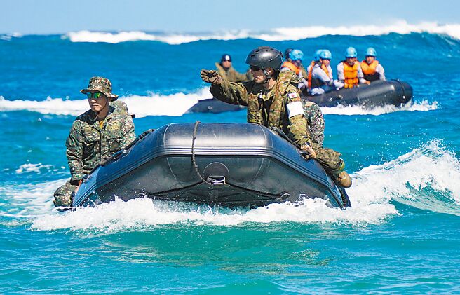 日本陸上自衛隊11月初與美國和菲律賓海軍陸戰隊舉行聯合訓練演習，透過綜合救災演習和船隻病人疏散演習加強日、美、菲合作。（摘自日本陸上自衛隊官網）