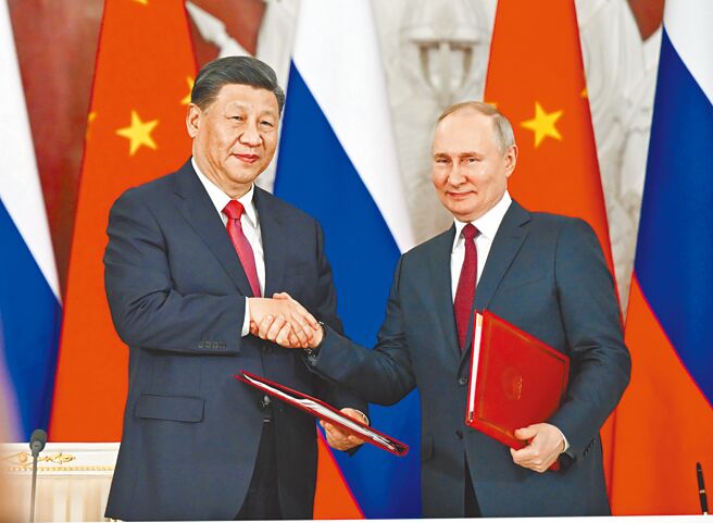 香港《南华早报》报导，欧盟执委会主席范德赖恩、欧洲理事会主席米歇尔，将要求中国国家主席习近平，制止疑似规避制裁俄罗斯行动的13家陆企。图为当地时间3月21日，习近平（左）在克里姆林宫与俄罗斯总统普丁会谈。（新华社）