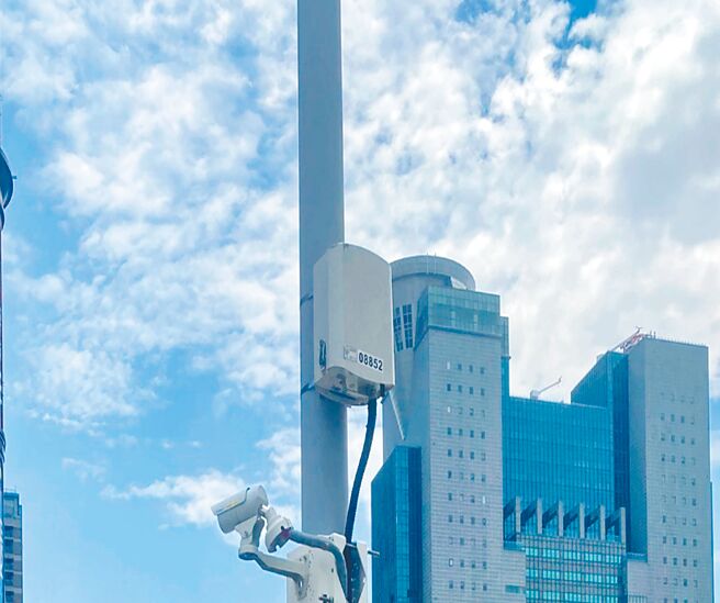 新北市环保局2018年迄今陆续布建870处「空品微型感测器」，透过即时监测揪出空气污染元凶，预计年底前可设置近千处。（新北市环保局提供／高钧麟新北传真）