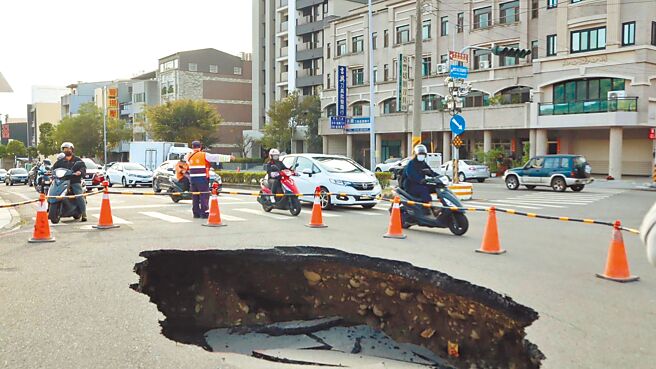 台中市丰原区丰原大道与朝阳桥口，1日疑施工挖破水管，出现恐怖「天坑」，幸无人车跌落。（民眾提供／陈淑娥台中传真）