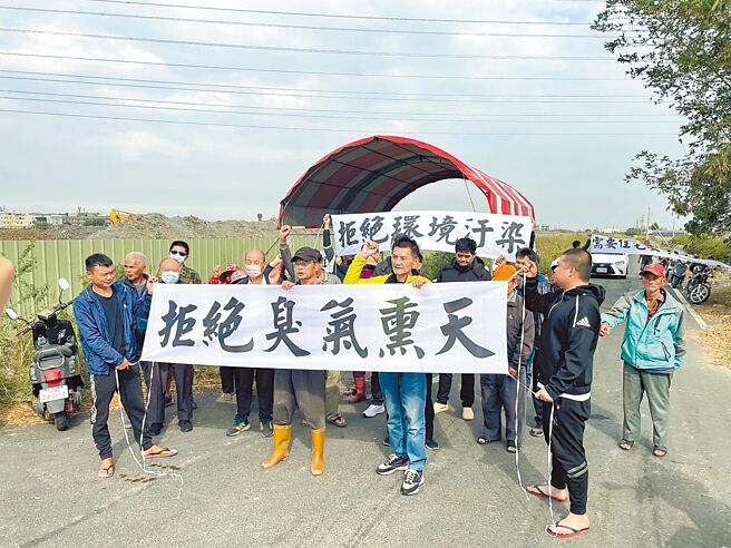 云林县元长乡西庄村、龙岩村一处列管农地最近整地，10多名村民探听得知有业者规画兴建大型屠宰厂，1日前往现场抗议。（周丽兰摄）