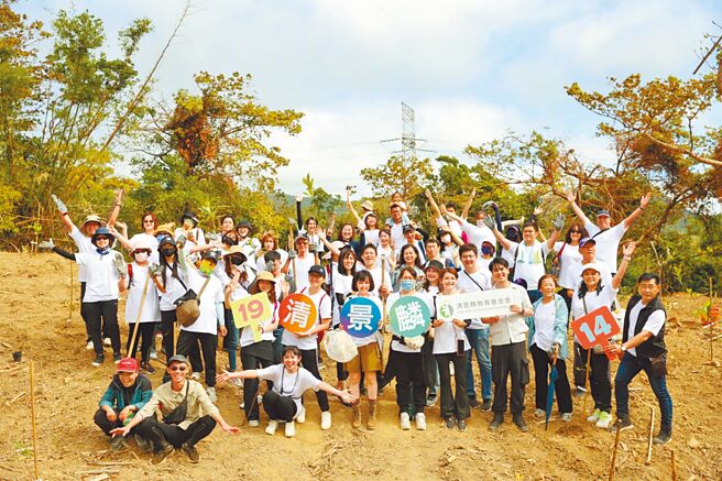 由清景麟教育基金会与屏东科技大学携手合作的「森麟人植树造林」活动，今年迈入第5年，1日以「Planting the future循环、再生」为题吸引500人齐聚屏东车城保力林场种植4000棵台湾原生树种。（清景麟教育基金会提供／谢佳潾屏东传真）