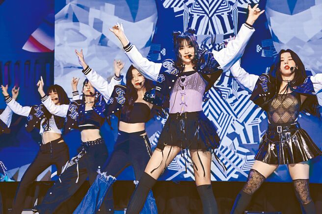 「幻蓝小熊」1日在记者会上卖力唱跳新歌。（罗永铭摄）