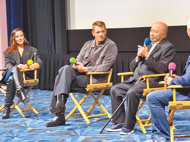 吴宇森（右）在美国戏院内，开心与影迷互动及分享新片。（倪有纯提供）