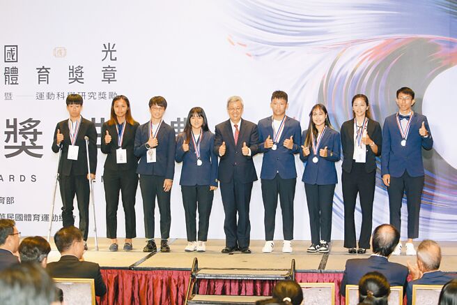 行政院長陳建仁（中）頒國光體育獎章予杭州亞洲運動會女子競速溜冰1萬公尺金牌施沛妤（左起）、女子競速溜冰1000公尺金牌李孟竹、女子競速溜冰1萬公尺銀牌楊合貞等選手。（杜宜諳攝）