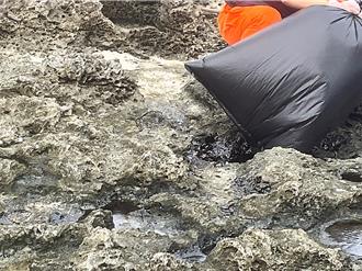 疑遭國際輪船偷排廢油 綠島柚子湖礁岩布滿黑油