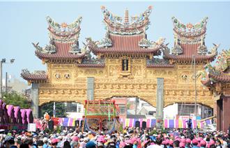 大甲妈亲赴屏东迎32尺3建醮王船！循古礼　开光点睛、信徒争睹