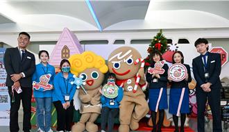 昇恆昌邀薑餅人現身桃機 旅客驚喜互動玩猜拳