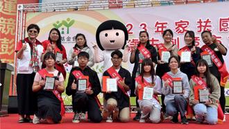 家扶歲末市集好熱鬧 黃偉哲親表揚自強家庭、自強兒童