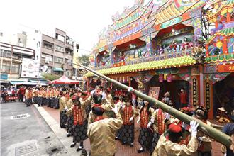 旗津天后宮睽違72年重現建醮大典！信徒鑽近17尺「燈篙」祈好運