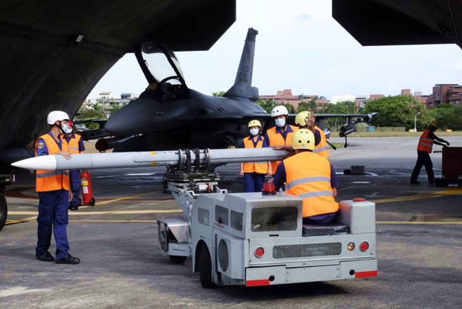 美国国防部2023年3月1日宣布，美国国务院已经批准售台价值达6.19亿美元的F-16弹药及相关军备，包括200枚AIM-120先进中程空对空飞弹（AMRAAM）。（图／美联社资料照片）