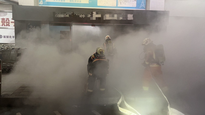 中壢量販店地下一樓火警，大量濃煙竄出。（翻攝畫面）