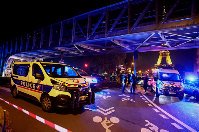 一名26歲法國男子2日晚間在巴黎街頭先後持刀、鐵鎚攻擊一對觀光客及另外2人，造成1名德國籍遊客喪命、以及2人受傷。（圖／路透社）