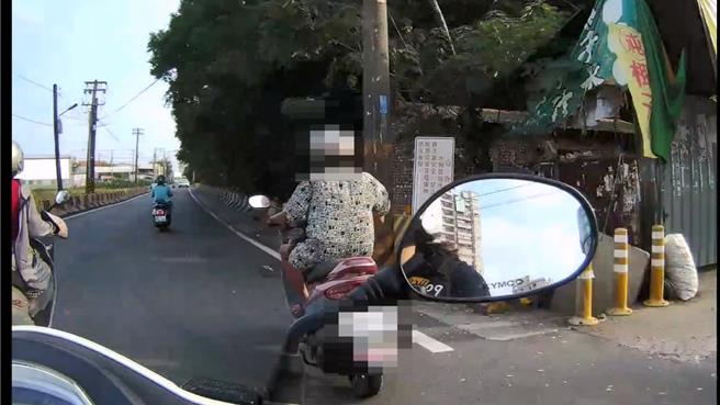 高雄一名男子騎車搖晃遭警方攔查，發現酒測值明顯超標還無照駕駛，遭警方依公共危險罪移送偵辦。警方依公共危險罪移送偵辦。（警方提供／任義宇高雄傳真）