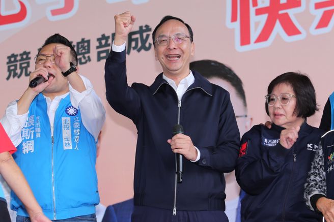 國民黨主席朱立倫（中）3日出席台北市立委參選人張斯綱（左）競選總部成立大會。（黃世麒攝）