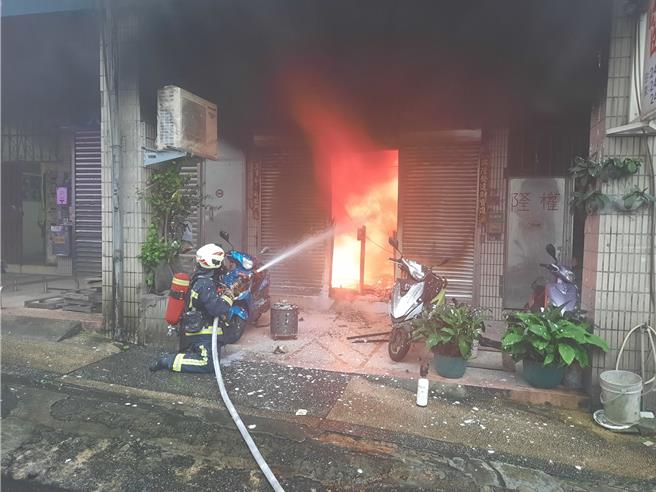 基隆市安一路3日上午发生火警，现场一度紧张，为避免灾情扩大，也紧急请台电及瓦斯公司进行断电、断气。（翻摄照片／张志康基隆传真）