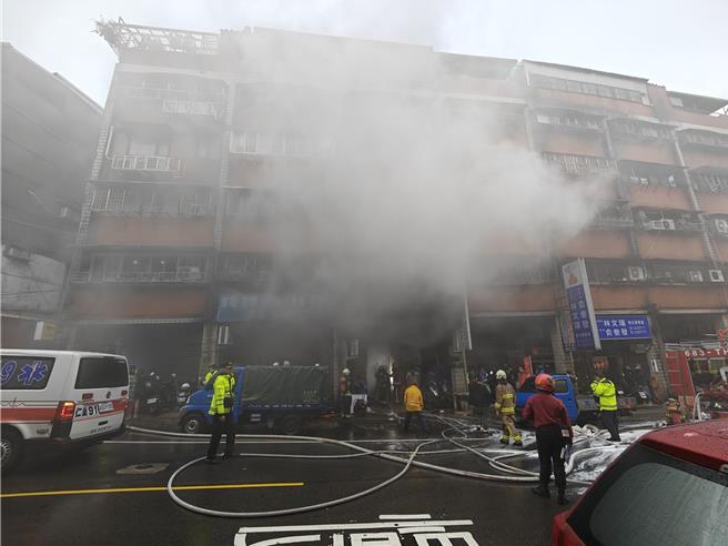 基隆市安一路3日上午发生火警，现场一度紧张，为避免灾情扩大，也紧急请台电及瓦斯公司进行断电、断气。（翻摄照片／张志康基隆传真）