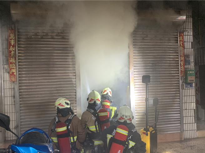 基隆市安一路3日上午发生火警，现场一度紧张，为避免灾情扩大，也紧急请台电及瓦斯公司进行断电、断气。（翻摄照片／张志康基隆传真）