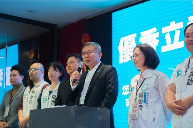 桃園五選區民眾黨立委參選人賴香伶首場募款餐會2日晚間在龍潭登場，民眾黨總統參選人柯文哲現身力挺。（賴香伶辦公室提供／蔡明亘桃園傳真）