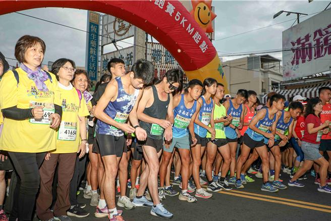 在報名參加路跑就能抽最獎價值24萬股票1張、二獎電動機車等超值獎項吸引下，今有近8000人跑者同場起跑。（嘉義縣政府提供∕呂妍庭嘉義傳真）