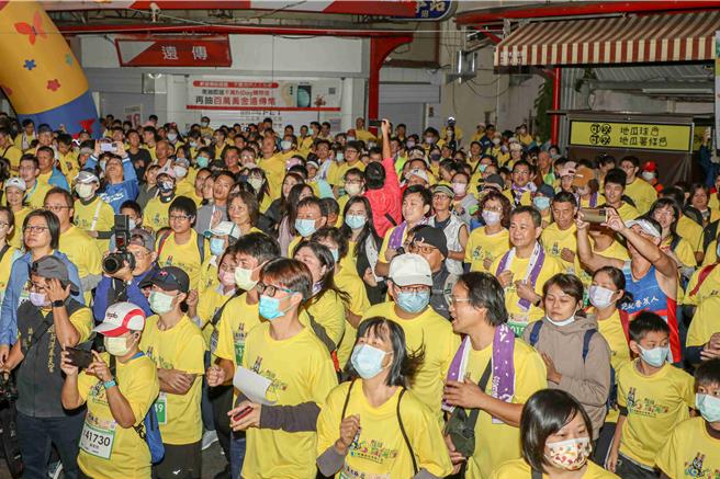 在報名參加路跑就能抽最獎價值24萬股票1張、二獎電動機車等超值獎項吸引下，今有近8000人跑者同場起跑。（嘉義縣政府提供∕呂妍庭嘉義傳真）