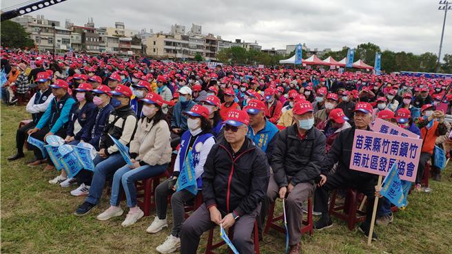 近千位支持者到场。（李京升摄）