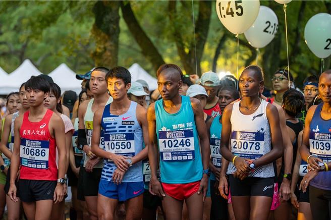 桃園石門水庫楓半馬3日登場，吸引來自國內外5500位跑者參與。（桃園市政府提供／蔡明亘桃園傳真）