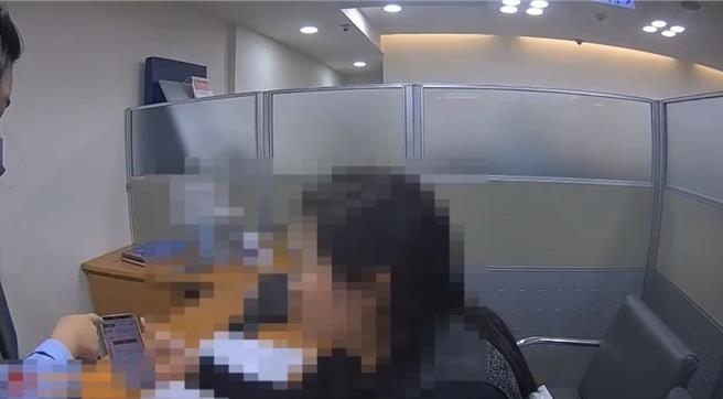 银行理专涂小姐表示，李姓妇人是她的客户，约好要谘询理财事宜，一开口就说要解除定存，涂小姐询问为何要解除定存，但妇人不愿透露细节，涂小姐察觉有异，立刻通知员警到场协助。（新北市三峡警分局提供／刘玮晴新北传真）