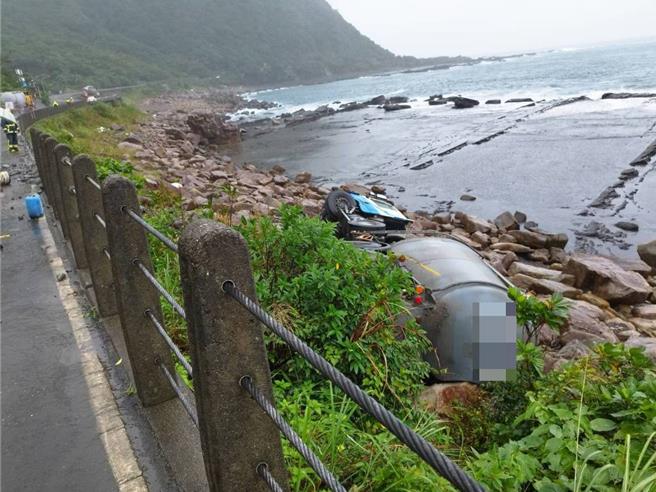 瑞芳区台2线113.1K处3日11时29分发生一起水泥槽车翻车事故，54岁的高姓驾驶，驾驶营业货柜曳引车、附挂子车，沿台2线基隆往宜兰方向行驶，车辆不慎衝出路面翻落海边。（警方提供）