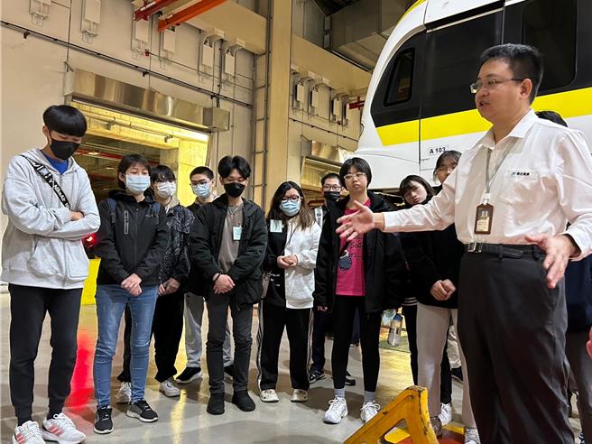 新北捷运公司人员为参访的青年介绍捷运厂区维修与行控等工作内容。（新北市社会局提供）