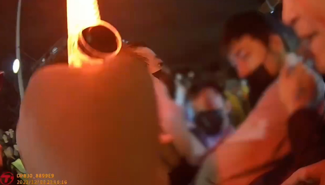 青山宫遶境轿班路线遭挡酿推挤，警方强势介入驱散。（翻摄自影片）