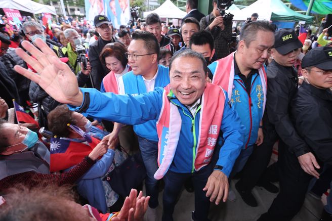 國民黨總統參選人侯友宜（中）3日出席台北市立委參選人張斯綱（右）競選總部成立大會，並送上象徵「包中」的包子，預祝兩人都高票當選。（黃世麒攝）