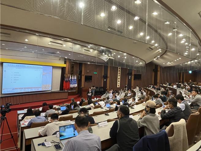 民航局12月1日召开「遥控无人机管理规则」部分条文修正草案说明会，搜集各界意见。（蔡亚桦摄）