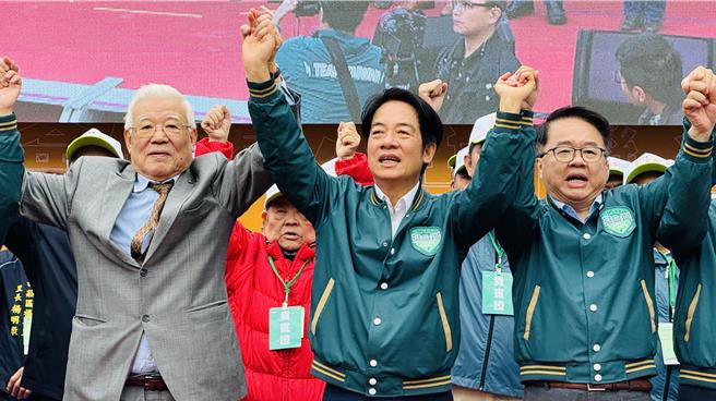 赖清德（中）替吴秉叡（右）造势，台北县老县长尤清（左）也现身力挺。（吕健豪摄）