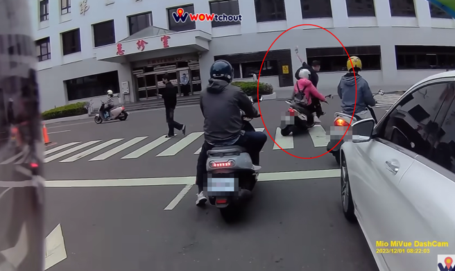 直送急诊？三宝女骑士医院前撞喷行人，全场骂翻：罚6000不冤。（ 图／ 翻摄自「WoWtchout-地图型行车影像分享平台」）