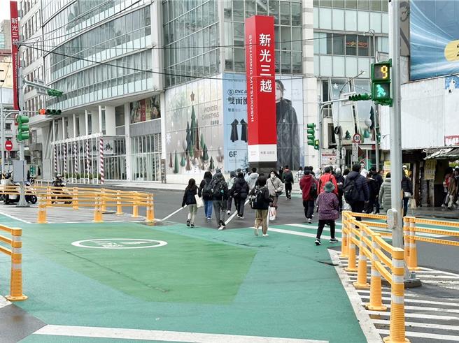 桃園火車站前長期人車交織，桃市府跨局處研議後祭出「行人專用時相」號誌。11月30日正式啟用。(交通局提供／蔡依珍桃園傳真)