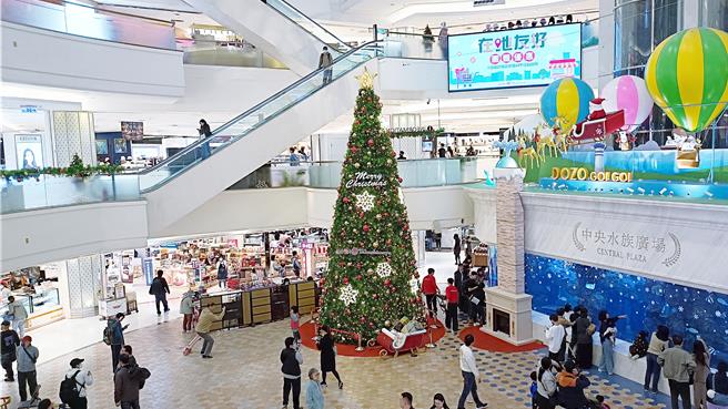 大葉高島屋3米「星願聖誕樹」結合館內巨型水族箱打造名副其實的「海洋聖誕風」。（大葉高島屋提供／朱世凱台北傳真）
