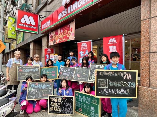 安溪国中利用课间带学生体验行善课程，投入三峡老街募集发票、净街净溪、推广正向语言。（新北市教育局提供）